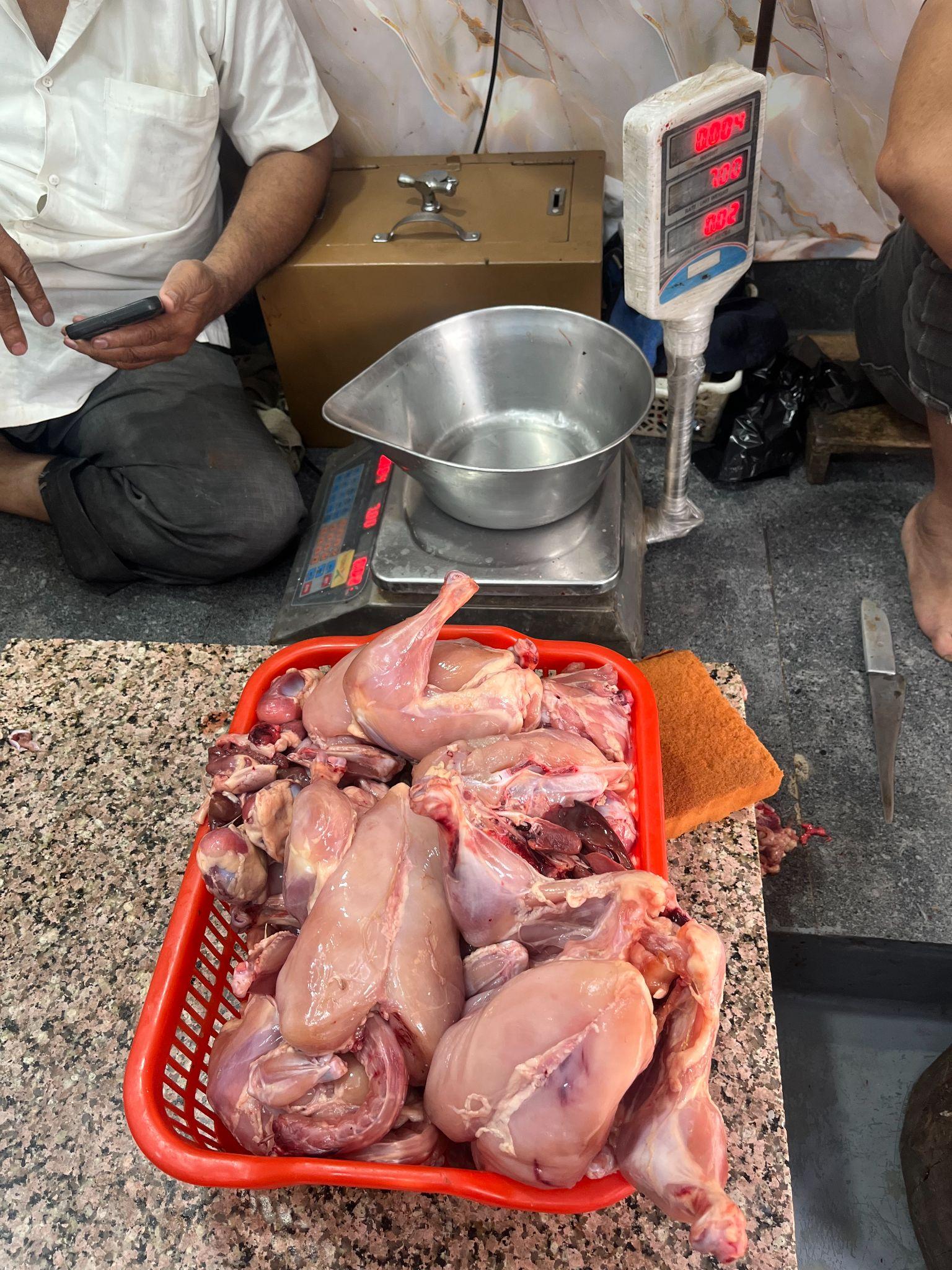 鶏肉の量り売りの様子